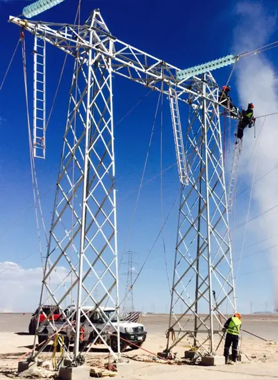 Construcción, montaje y conexión de líneas de evacuación.